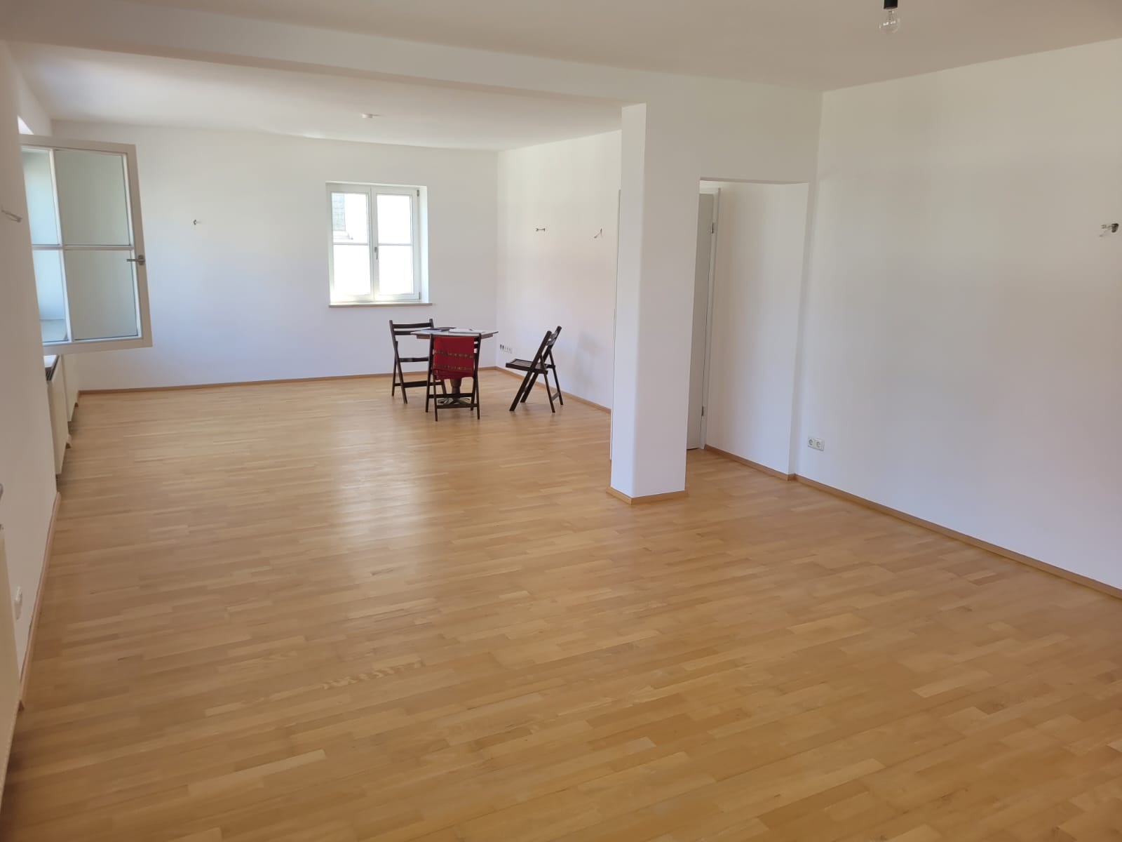 Leergeräumte und frisch gestrichene Wohnung, bereit zur Übergabe