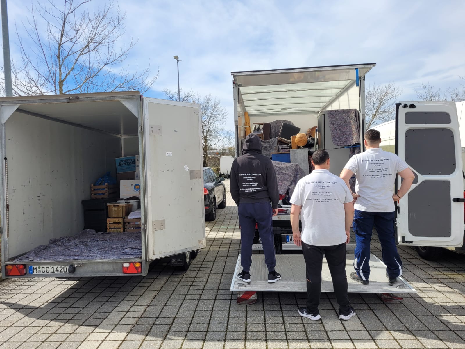 Das Team der Ruck Zuck Company belädt einen Umzugswagen
